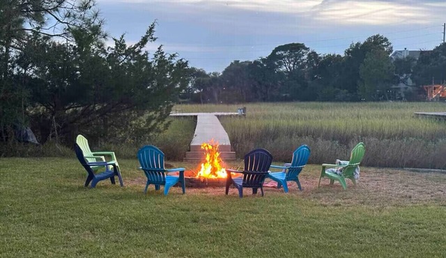 Charming studio in Tybee Island located on a Tidal Creek with dock access