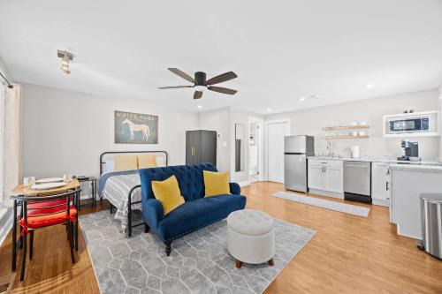 Charming Studio Stay in Vibrant Highlands Area