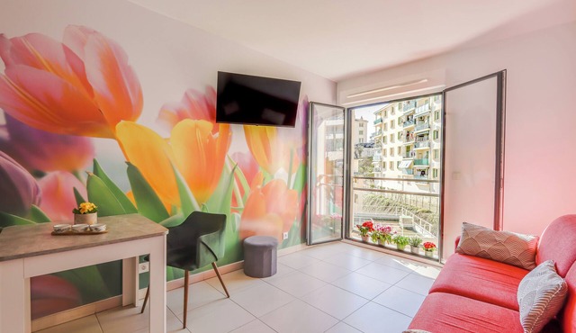 Charming Studio Steps Away from Monaco with AC, WiFi
