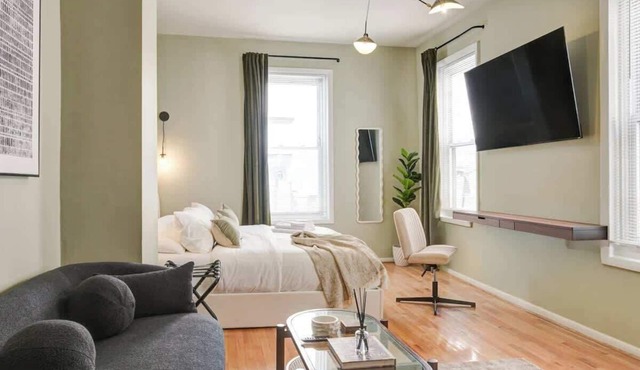Charming Studio w/King Bed in Washington Square