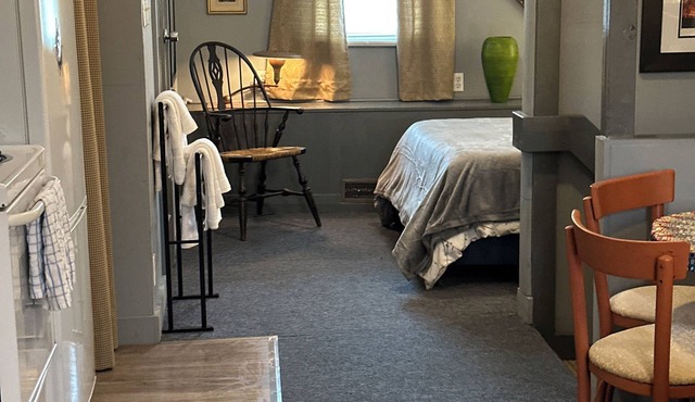 Charming studio w/WiFi & AC in welcoming Amenia w/seasonal heated pool