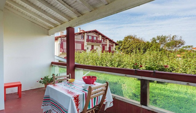 "Charming Studio with Balcony, 300m from Beaches in Anglet"