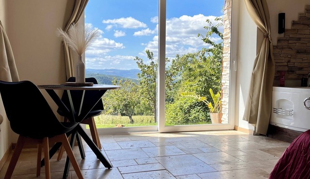 Charming studio with jacuzzi in the heart of nature.
