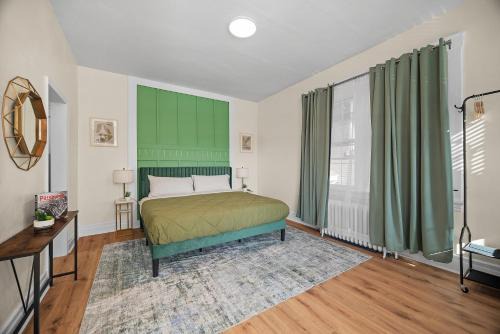 Charming Studio with Sun Room Sleeps 4