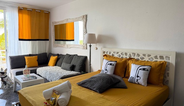 Charming studio with the beach at your feet & pool access