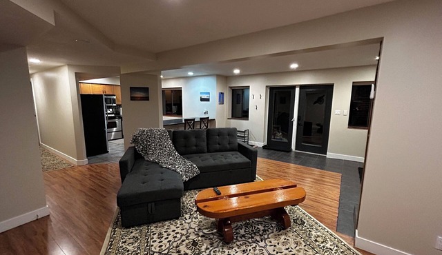 Charming suite in Cedar (Nanaimo) w/wood burning fireplace & A/C. Pet friendly!