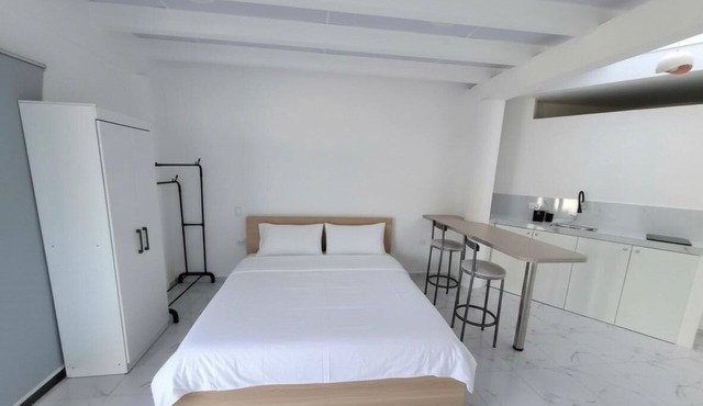 Charming suite in superb Samborondón with AC.
