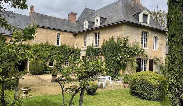 Charming suite, sleeps 4, in a quiet garden in Anjou