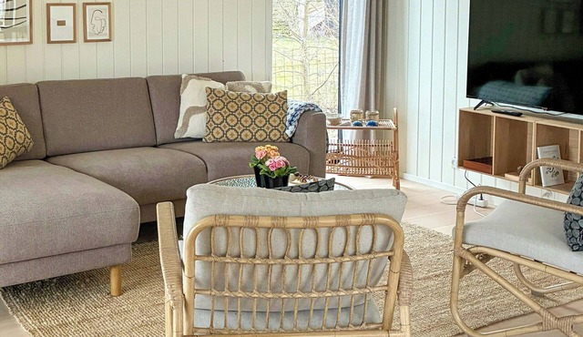 Charming summer house close to the water