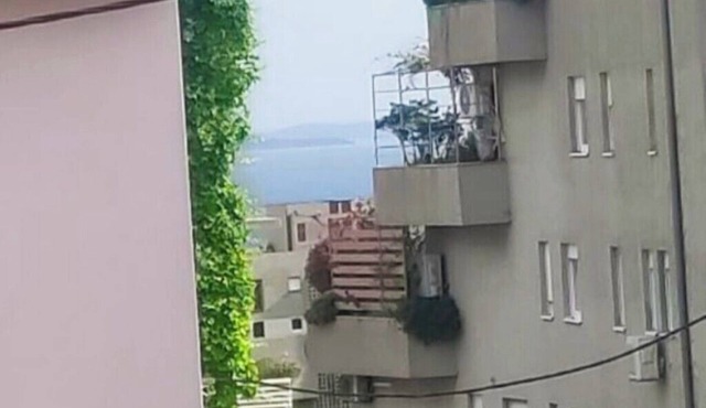 Charming sunny 2-bedroom apartment in serene Split with AC, WiFi