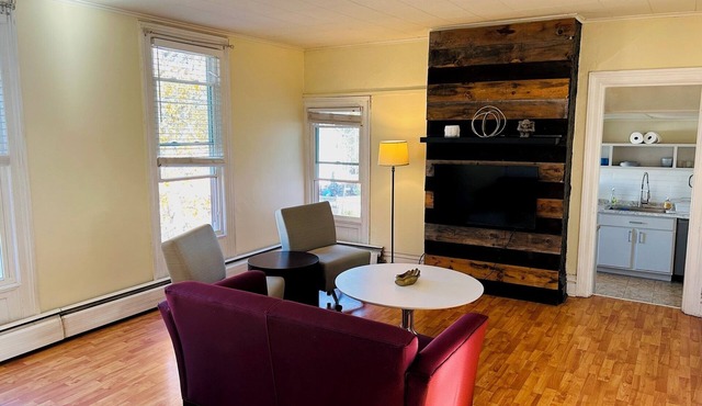 Charming, Sunny and Spacious 2-bedroom Flat in Heart of Capitol Region