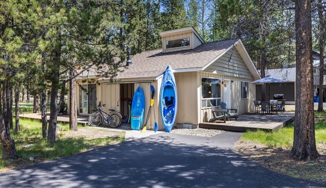 Charming Sunriver Cabin With Deschutes River Access and Proximity to Cascade Lak