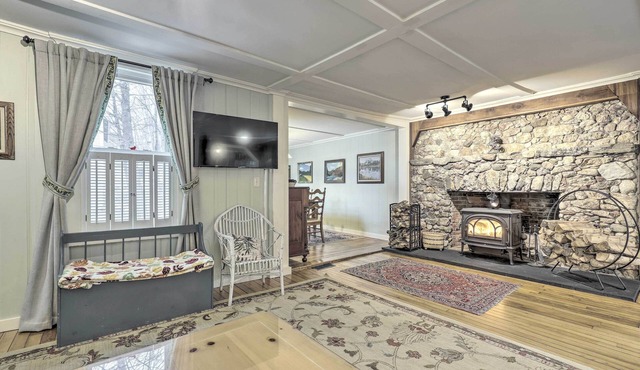 Charming Sutton Cottage: Walk to Lake & Farm!