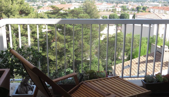 Charming T2 overlooking the sea and its golden islands.