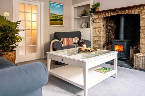 Charming Tetbury Cottage With Cosy Office and Fireplace