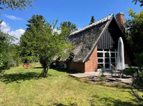 Charming Thatched Cottage Near The Water