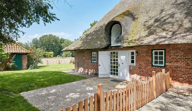 Charming thatched cottage, quiet location, 10 minutes to the Baltic Sea