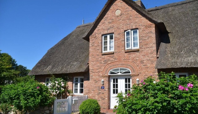 Charming thatched house with large garden in the village center of Süderende