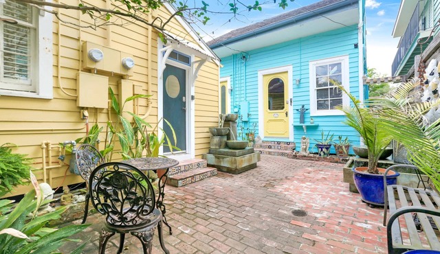 Charming Three Bedroom Cottage - Located in the historic B &W Courtyards Inn