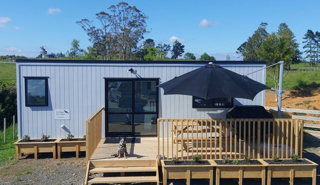 Charming Tiny Home, pet-friendly, close to SH1 and Hampton Downs.
