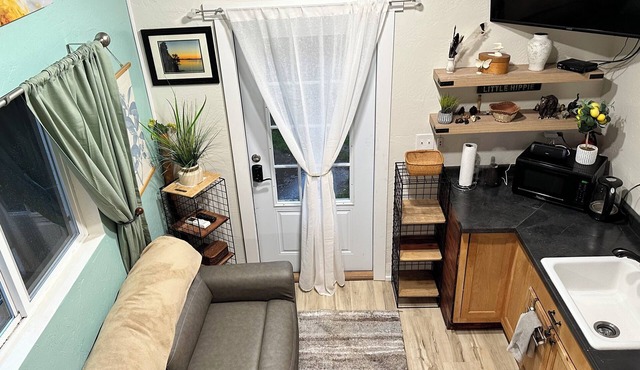 Charming tiny house in lovely Lowell with AC, WiFi, fenced in private space