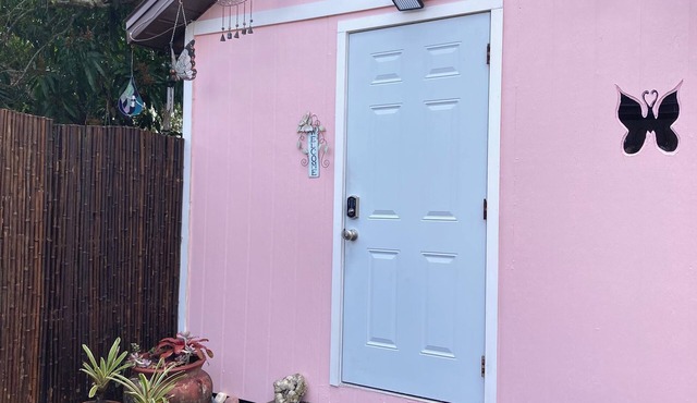 Charming tiny house with AC and WiFi in delightful Sarasota.Private and quiet.