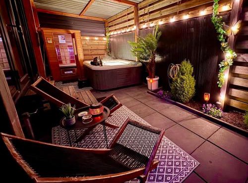 Charming Tiny House with Private Jacuzzi, Sauna and Garden & Free Parking between Amsterdam Haarlem and Schiphol Airport