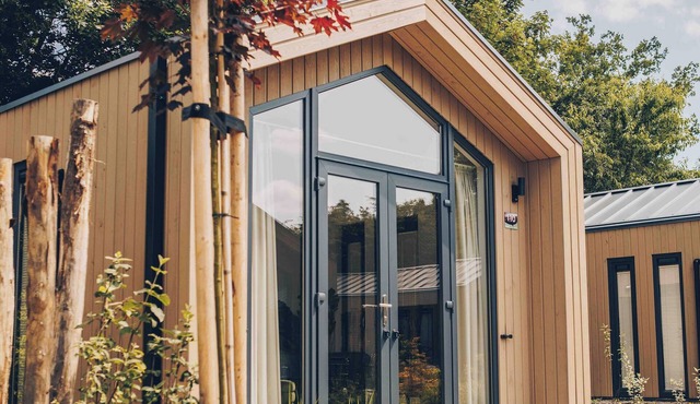 Charming tiny lodge with private hot tub in the heart of the Veluwe nature reserve