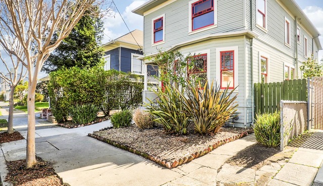 Charming top floor duplex with garden-patio.