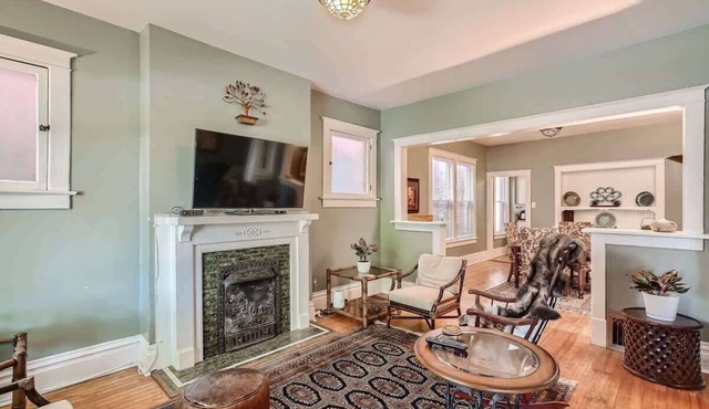 Charming Townhome, Minutes from Everything!
