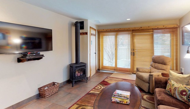 Charming townhome with Mt. Baldy views - near River Run ski lifts & trails