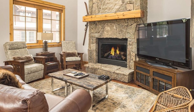 Charming Townhome with Mountain Views, Wifi and Garage!
