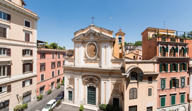 Charming Trastevere home overlooking a medieval church: suite, 3 baths, WiFi, AC