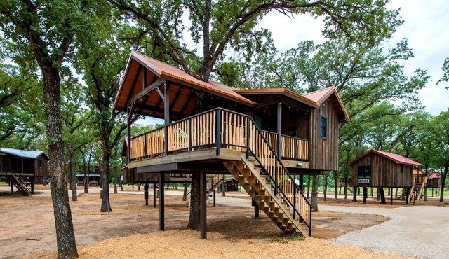 Charming Treehouse for Two Near Magnolia, Texas