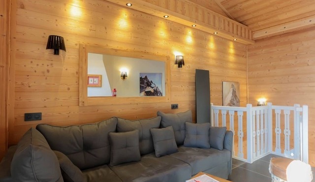 Charming Triplex Chalet in Val Thorens - 6 Guests, 2 Balconies, Fireplace, Ski-In/Ski-Out