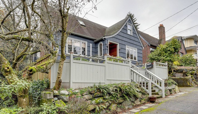 Charming Tudor-style Apt Near Green Lake!