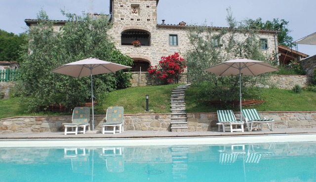 Charming Tuscan villa with private pool, wide garden and breathtaking view