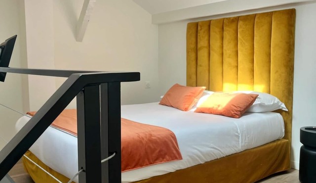 Charming two - Bedroom Duplex with WiFi & AC Near Paris in Levallois-Perret