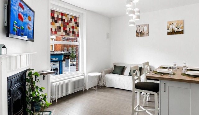 Charming Two Bedroom Apartment in Strawberry Hill
