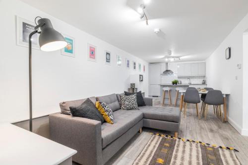 Charming Two Bed - Two Bath Apt (25KM)