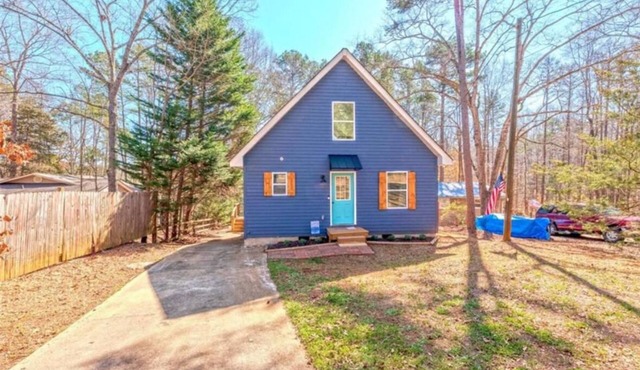 Charming two bed two bath house with a platform dock on Lake Hartwell