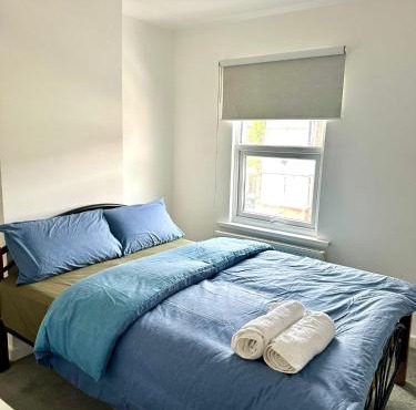 Charming Two-Bedroom Retreat-Garden Oasis Near Central London & Transport Links