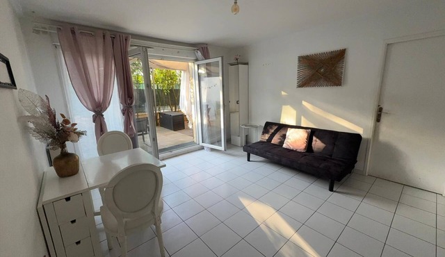 Charming two-room apartment with large terrace. Secure, quiet residence.