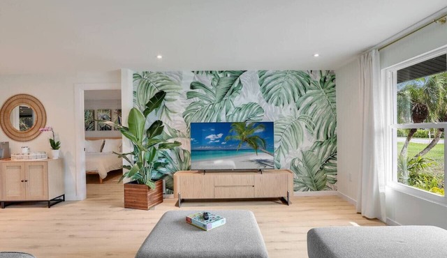 Charming Two-King-bedroom house in delightful Naples! Short drive to beaches!