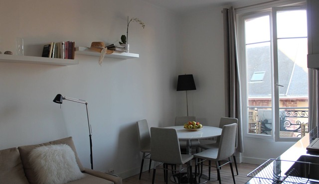 Charming two-room refurbished 50m from the sea