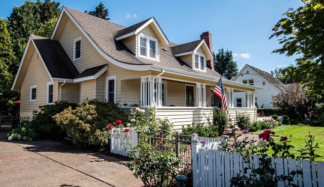Charming Two-story 1940s 4-Bdroom home, 10-15 min. from University of Oregon