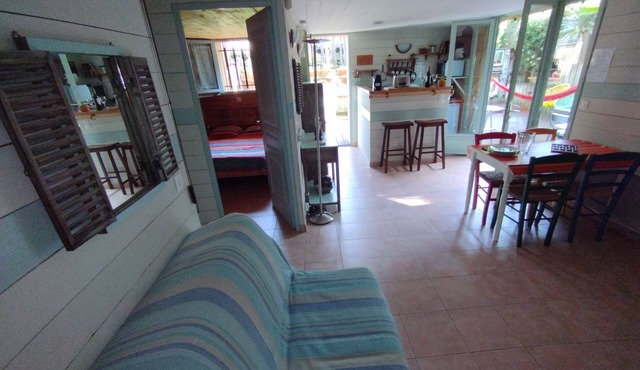 Charming, typical wooden cabana Beautiful landscaped terrace 2 steps from the beach
