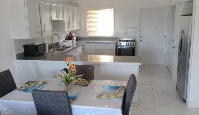 Charming unit 2 - 2 bedroom apartment in cool Rock Sound with AC