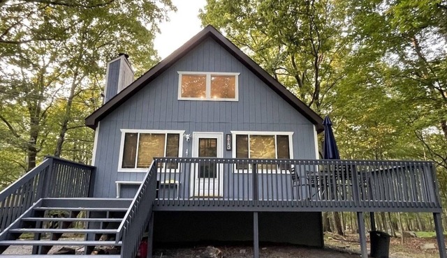 Charming updated 3-bedroom house in Lackawaxen with HOT TUB