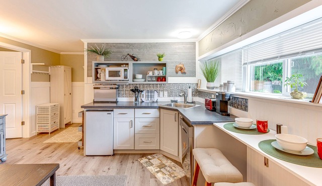Charming Updated Retreat Walk to Lake Stevens!